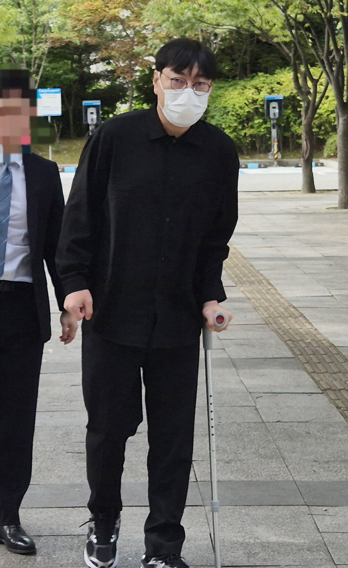 코미디언 이진호가 14일 수원지법 여주지원에서 열린 음주운전 및 불법도박 혐의 사건 결심공판에 출석하고 있다. 2026.8.14 뉴스1