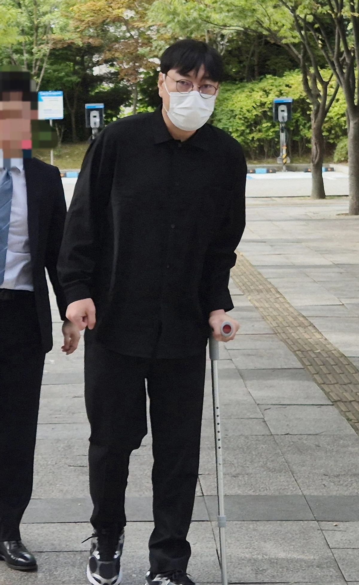 코미디언 이진호가 14일 수원지법 여주지원에서 열린 음주운전 및 불법도박 혐의 사건 결심공판에 출석하고 있다. 2026.8.14 뉴스1
