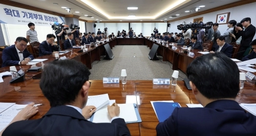 이억원 금융위원장이 14일 서울 중구 은행연합회에서 열린 확대 가계부채 점검회의에서 발언하고 있다.  연합뉴스