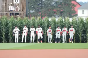 4년 만에 옥수수밭 ‘꿈의 구장’서 열린 MLB…슈워버, 홈런 2방에 필라델피아 승