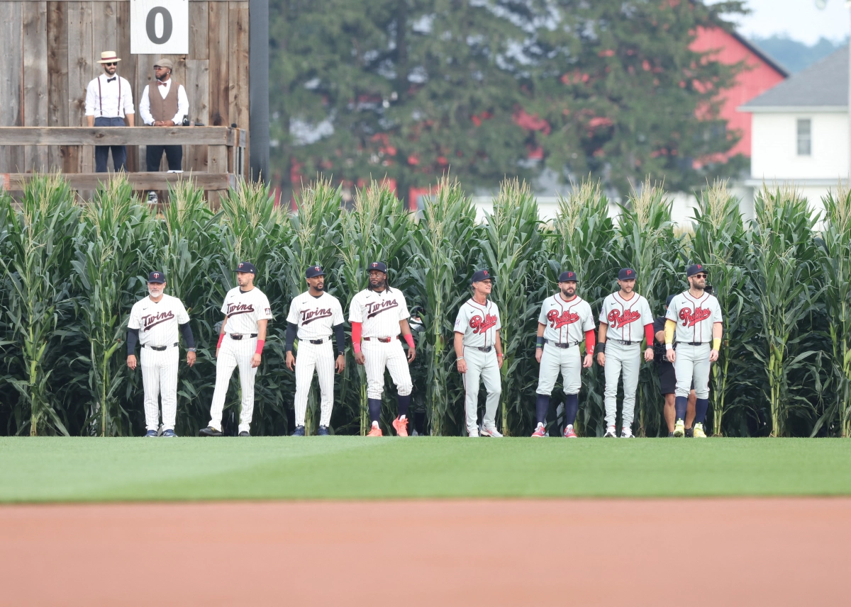 14일(한국시간) 미국 아이오와주 다이어스빌 ‘꿈의 구장(Field of Dreams)’에서 미네소타 트윈스와 필라델피아 필리스 선수들이 옥수수밭을 헤치며 경기장으로 걸어 나오고 있다. 다이어스빌 로이터 연합뉴스