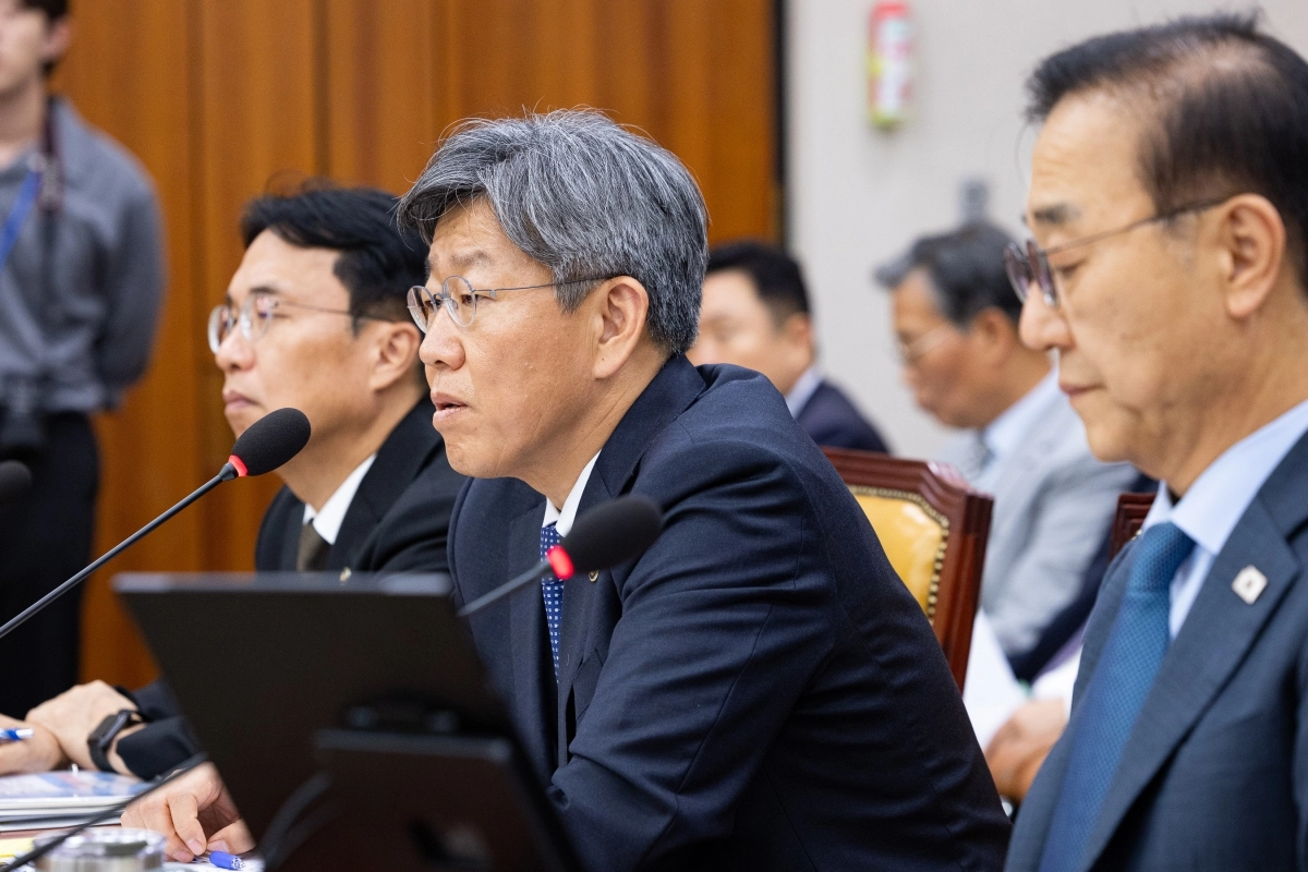 김이탁(가운데) 국토교통부 1차관이 11일 서울 여의도 국회에서 열린 제438회 국회(임시회) 국토교통위원회 제1차 전체회의에 출석해 의원 질의에 답하고 있다. 뉴스1