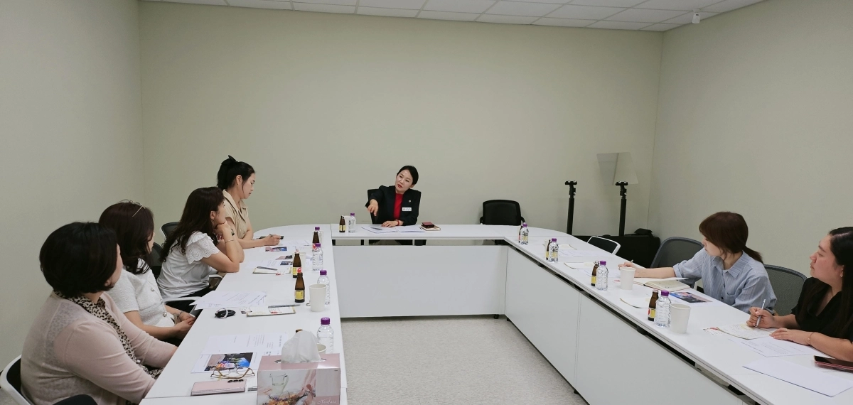 하남시의회 이정연 의원이 지난 13일 의회 세미나실에서 열린 ‘미사 학부모·시민 정담회’에서 미사2지구대 현행 유지 성과를 설명하고 주민들의 현안 의견을 청취하고 있다. 하남시의회 제공