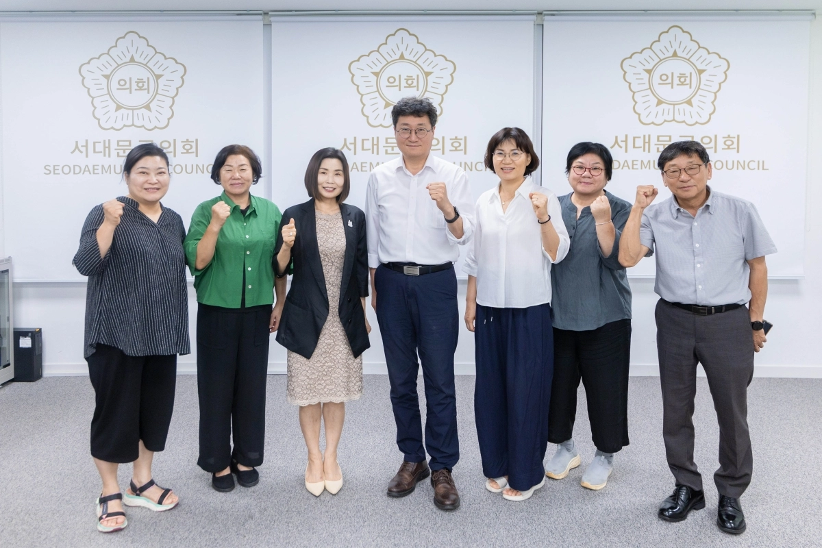 서울 서대문구의회 서호성 위장(가운데)이 지난 12일 지역 내 성평등 문화 확산과 협력을 위해 ‘서대문여성리더삼삼오오’ 회원들과 간담회를 마친 뒤 기념촬영을 하고 있다. 사진: 서대문구의회 제공.