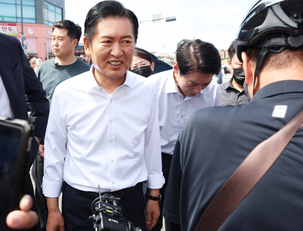 더불어민주당 정청래 당 대표 후보가 14일 경기도 성남시 모란시장을 방문해 상인들과 인사하고 있다. 2026.8.14 연합뉴스