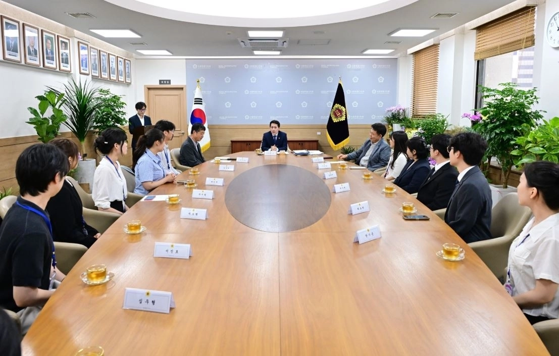 임만균 서울시의회 의장이 지난 13일 의장접견실에서 열린 ‘법학전문대학원 실무수습생 의장과의 간담회’에서 학생들의 질문에 답변하고 있다. 서울시의회 제공
