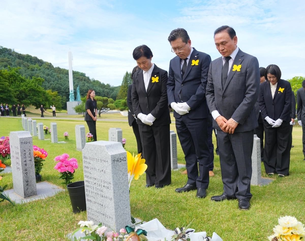 14일 천안시 국립망향의동산에서 열린 ‘일본군 위안부 피해자 기림의 날 추모행사’에서 장기수 천안시장과 구본영 충남도 정무부지사, 엄소영 천안시의회 의장 등 참석자들이 헌화와 묵념을 하고 있다. 시 제공