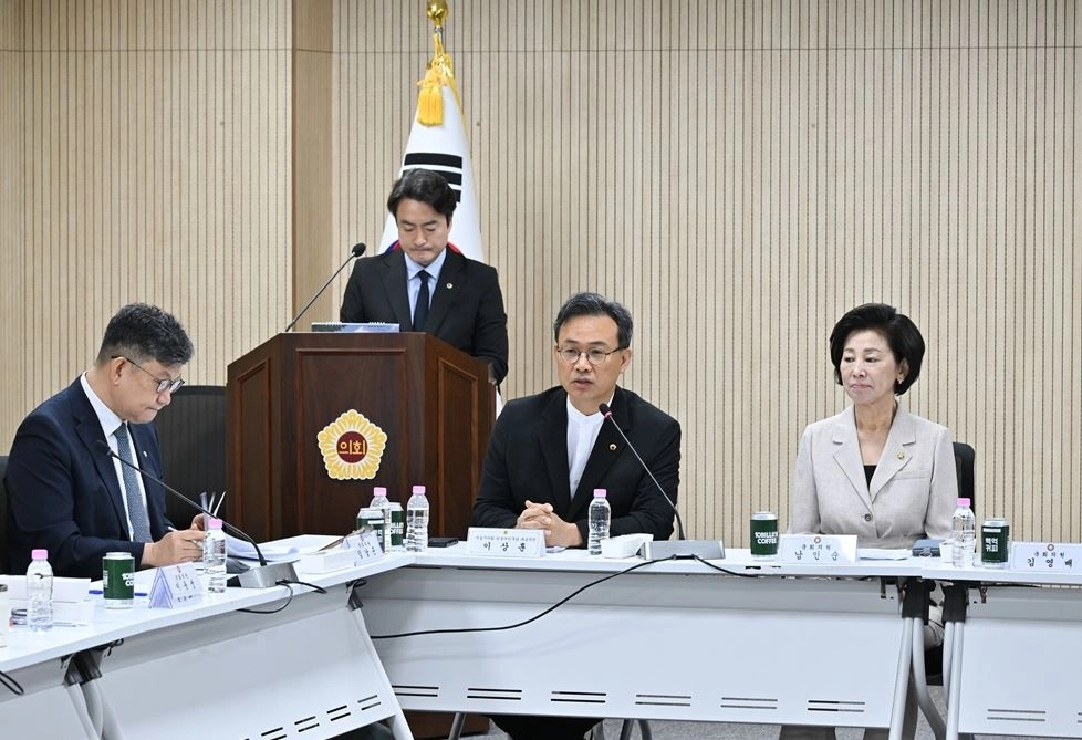 발언하는 이상훈 대표의원(왼쪽 김남근 국회의원, 오른쪽 남인순 국회부의장, 사회: 박유진 정책수석). 서울시의회 제공