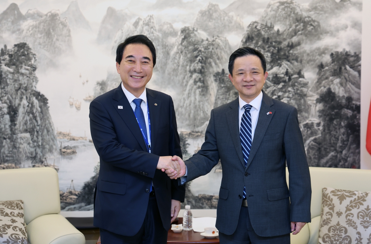 박수현 충남도지사가 14일 주한 중국대사관에서 다이빙 대사와 한중 지방정부 간 협력 확대 방안을 논의후 악수를 하고 있다. 도 제공