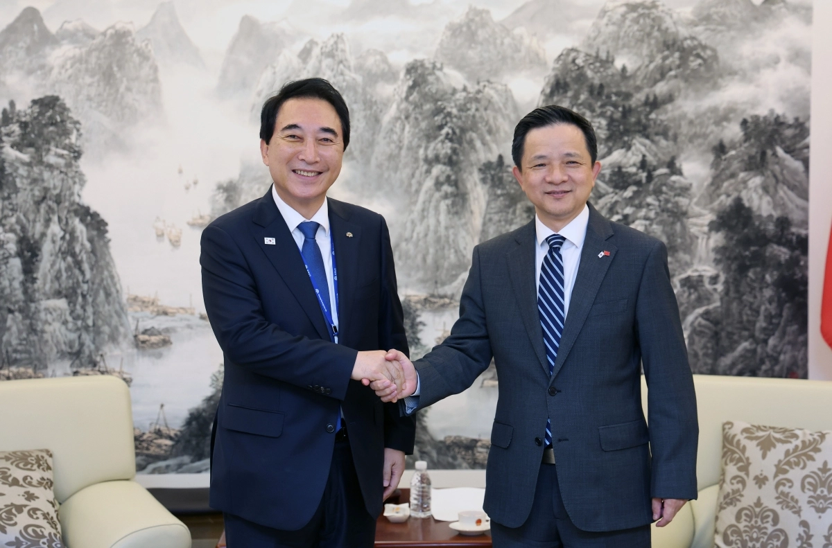 박수현 충남도지사가 14일 주한 중국대사관에서 다이빙 대사와 한중 지방정부 간 협력 확대 방안을 논의후 악수를 하고 있다. 도 제공