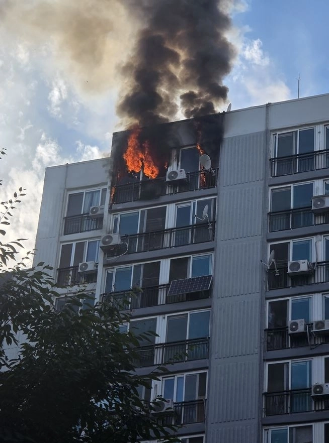 지난 11일 강서구 가양동의 아파트 15층 한 세대에서 화재가 발생해 화염과 함께 연기가 치솟고 있다. 송순효 의원실 제공