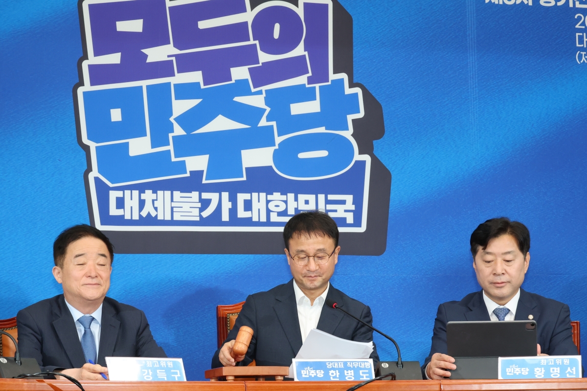 한병도 당 대표 직무대행 겸 원내대표가 14일 국회에서 열린 더불어민주당 최고위원회의에서 의사봉을 두드리고 있다. 2026.8.14 연합뉴스