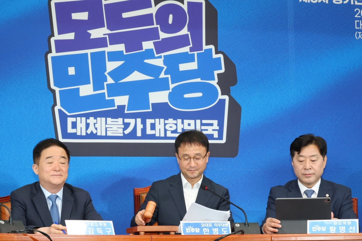 한병도 당 대표 직무대행 겸 원내대표가 14일 국회에서 열린 더불어민주당 최고위원회의에서 의사봉을 두드리고 있다. 2026.8.14 연합뉴스