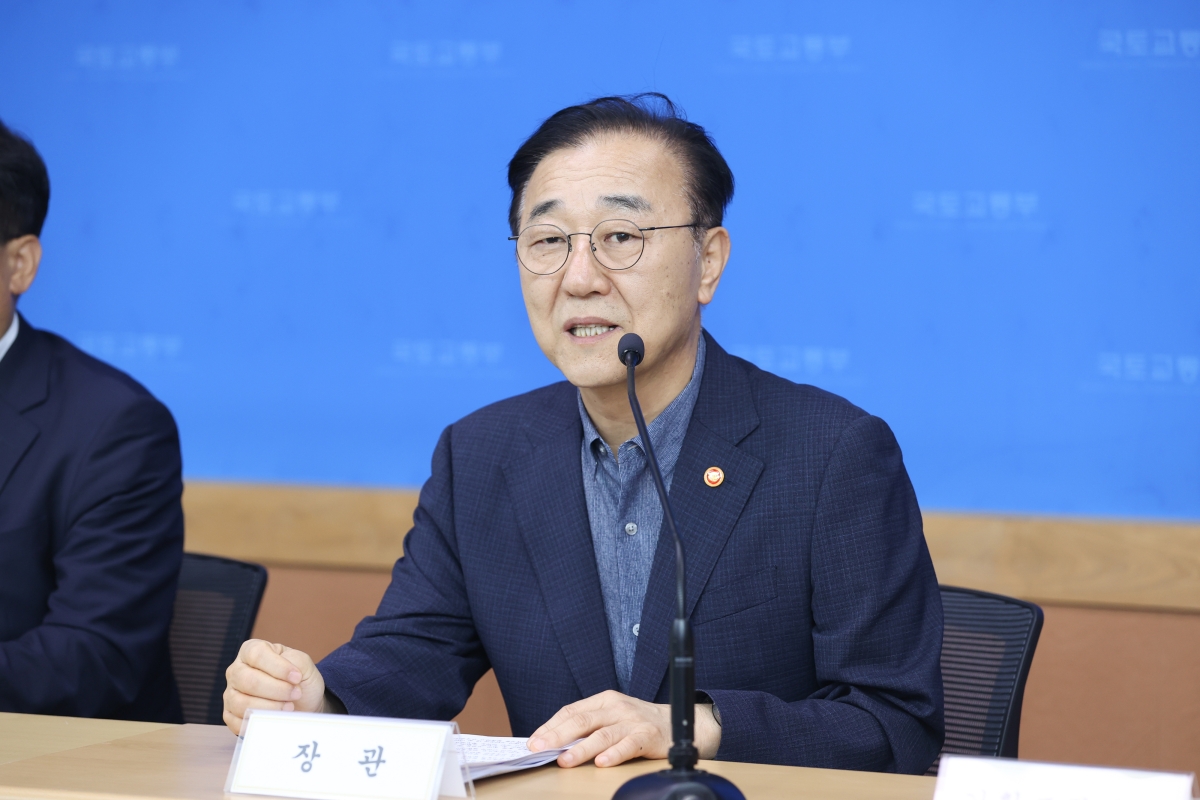 김윤덕 국토교통부 장관이 14일 정부세종청사에서 열린 기자간담회에서 취재진의 질문에 답변하고 있다. 국토부 제공