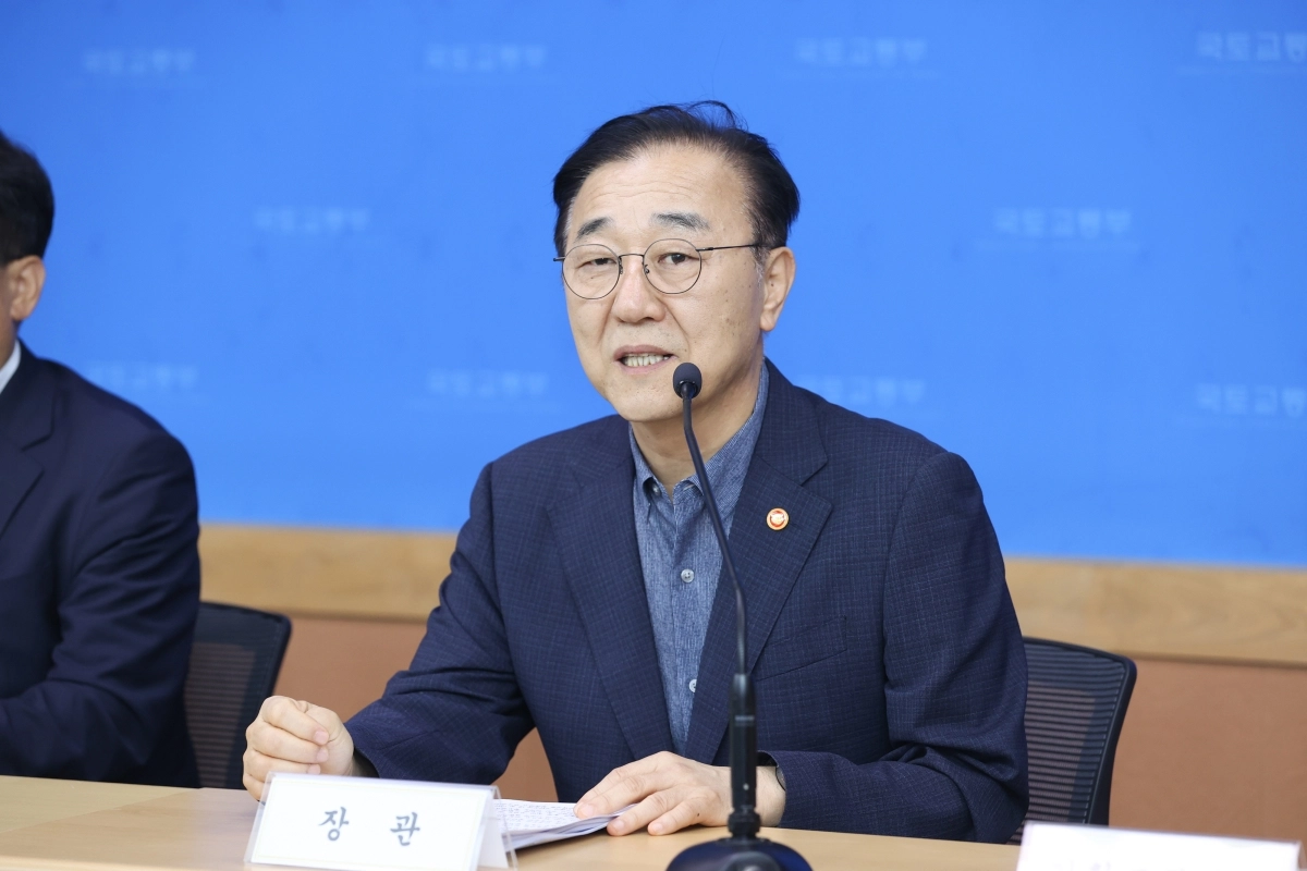 김윤덕 국토교통부 장관이 14일 정부세종청사에서 열린 기자간담회에서 취재진의 질문에 답변하고 있다. 국토부 제공