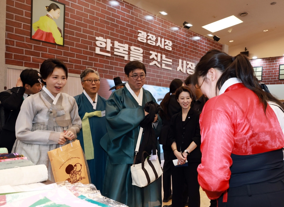 김혜경 여사가 14일 서울 중구 동대문디자인플라자에서 열린 한복박람회 ‘2026 한복상점’의 광장시장 기획관에서 한복을 입은 시민들과 대화하고 있다. 2026.8.14 연합뉴스