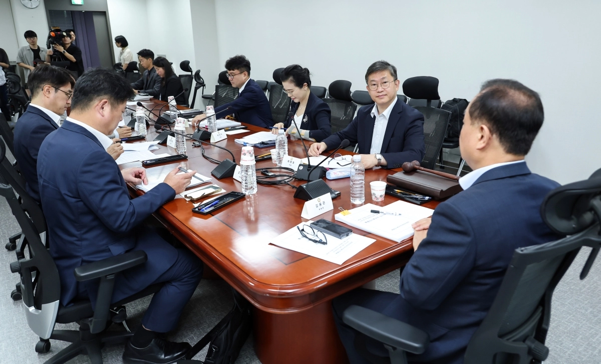 14일 국회 의원회관에서 열린 6·3 지방선거 투표용지 부족 사태를 수사하기 위한 ‘선거관리위원회 특검’ 국민추천위원회 회의에서 김용관 위원장을 비롯한 위원들이 자료를 검토하고 있다. 2026.8.14 연합뉴스