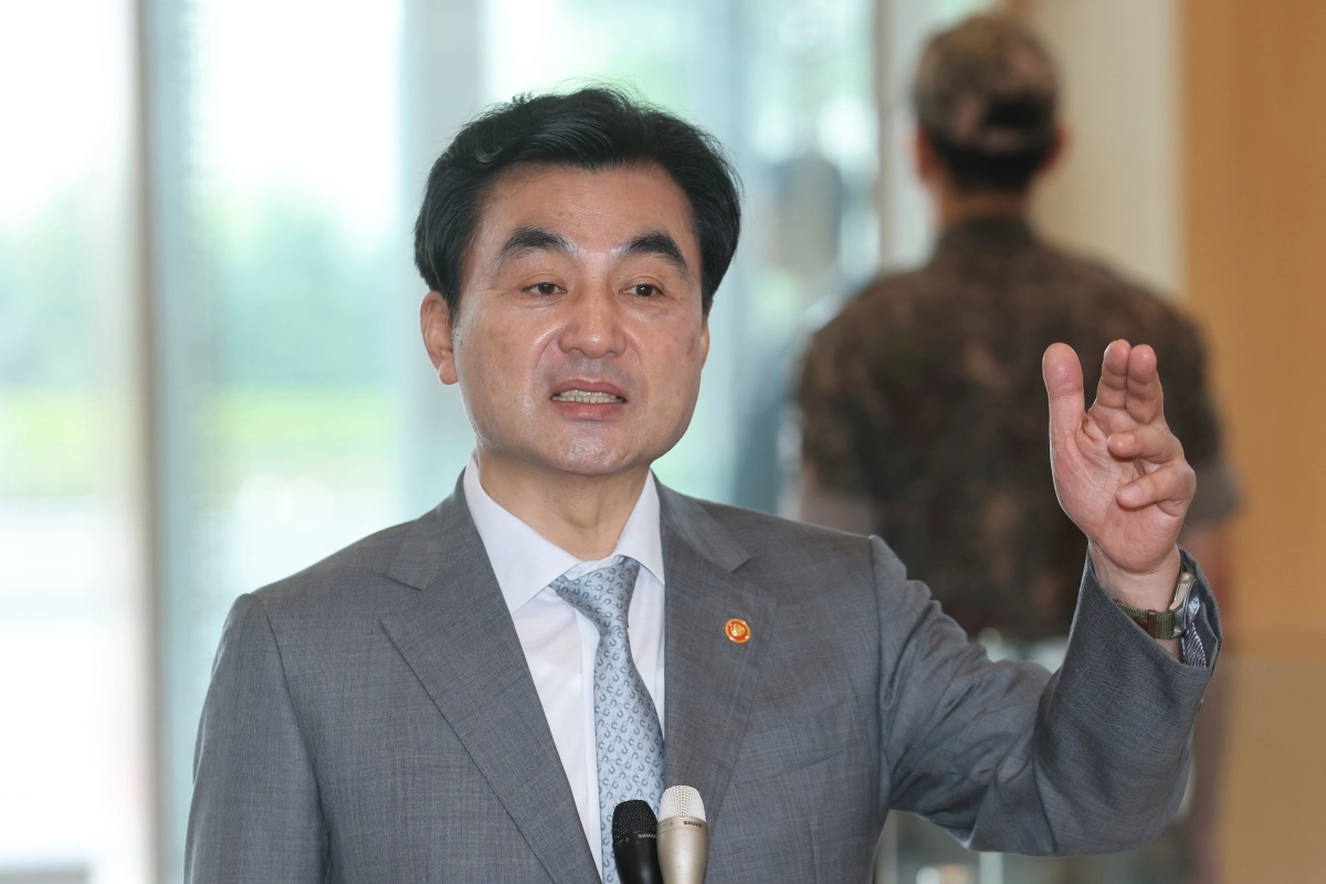 답변하는 안규백 국방부 장관
