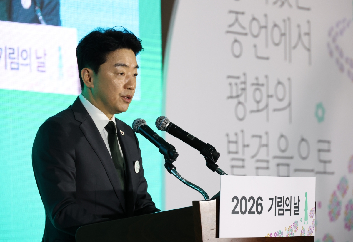 강훈식 대통령 비서실장이 14일 서울 용산구 백범김구기념관에서 열린 일본군 위안부 피해자 기림의날 기념식에서 이재명 대통령의 기념사를 전하고 있다. 2026.8.14 연합뉴스