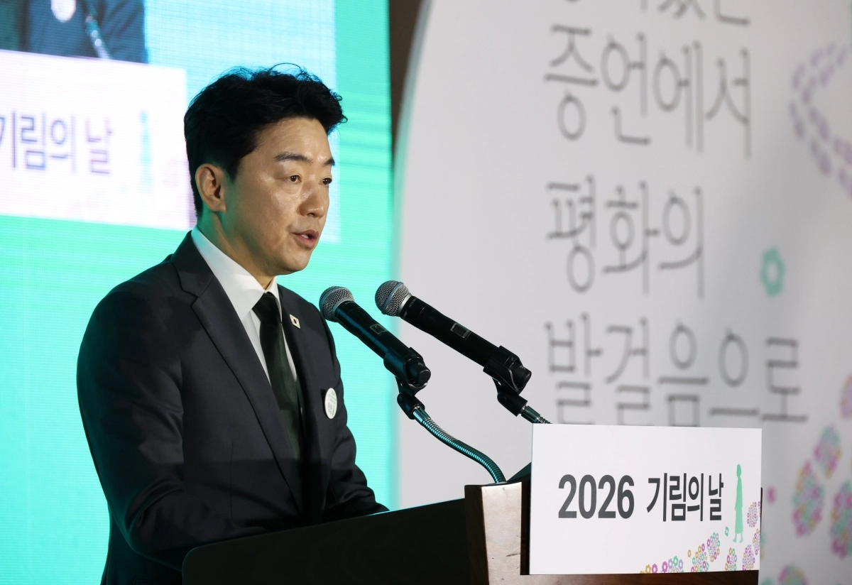 강훈식 대통령 비서실장이 14일 서울 용산구 백범김구기념관에서 열린 일본군 위안부 피해자 기림의날 기념식에서 이재명 대통령의 기념사를 전하고 있다. 2026.8.14 연합뉴스