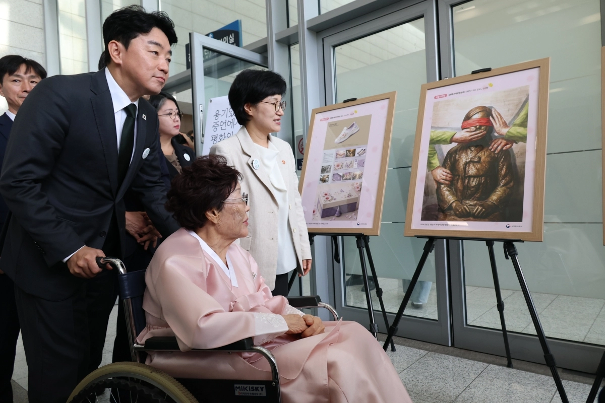 14일 서울 용산구 백범김구기념관에서 열린 일본군 위안부 피해자 기림의 날 기념식에 참석한 이용수 할머니가 강훈식 대통령 비서실장과 함께 청소년 공모 작품을 관람하고 있다. 2026.8.14 연합뉴스