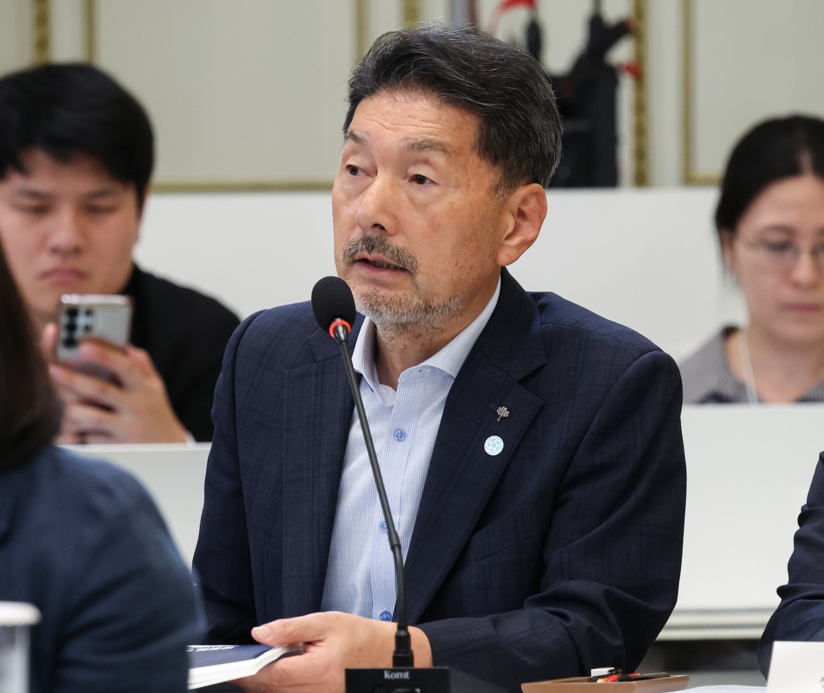 이원범 일제강제동원피해자지원재단이사장 직무대행이 5일 청와대 영빈관에서 열린 행안부·법무부·검찰청 등에 대한 부처 업무보고에서 이재명 대통령 질문에 답변하고 있다. 연합뉴스