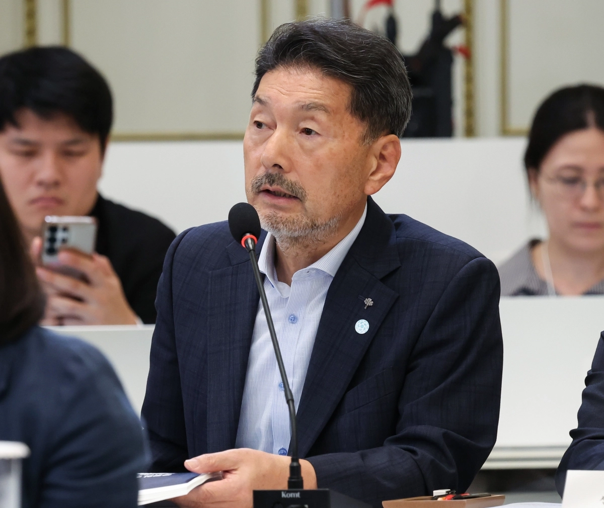 이원범 일제강제동원피해자지원재단이사장 직무대행이 5일 청와대 영빈관에서 열린 행안부·법무부·검찰청 등에 대한 부처 업무보고에서 이재명 대통령 질문에 답변하고 있다. 연합뉴스