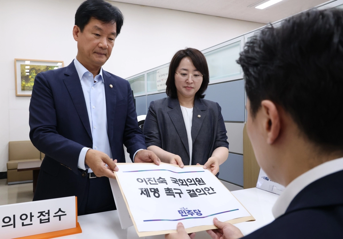 더불어민주당 박균택 의원(왼쪽)과 이주희 원내대변인이 14일 국회 의안과에 ‘이진숙 국회의원 제명 촉구 결의안’을 제출하고 있다. 2026.8.14 연합뉴스