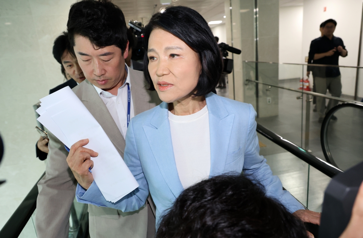 국민의힘 이진숙 의원이 14일 국회 소통관에서 5·18 민주화운동 관련 긴급 기자회견을 마친 뒤 취재진 질의를 받지 않고 이석하고 있다. 2026.8.14 연합뉴스