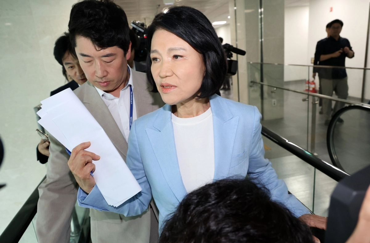 국민의힘 이진숙 의원이 14일 국회 소통관에서 5·18 민주화운동 관련 긴급 기자회견을 마친 뒤 취재진 질의를 받지 않고 이석하고 있다. 2026.8.14 연합뉴스
