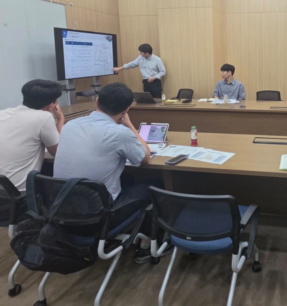 ▲ 지난 13일 의회 정담회실에서 열린 ‘부천시 서부권 종축 교통문제 진단 및 개선전략 연구’ 중간보고회에 참석한 박상현 의원(사진=경기도의회)
