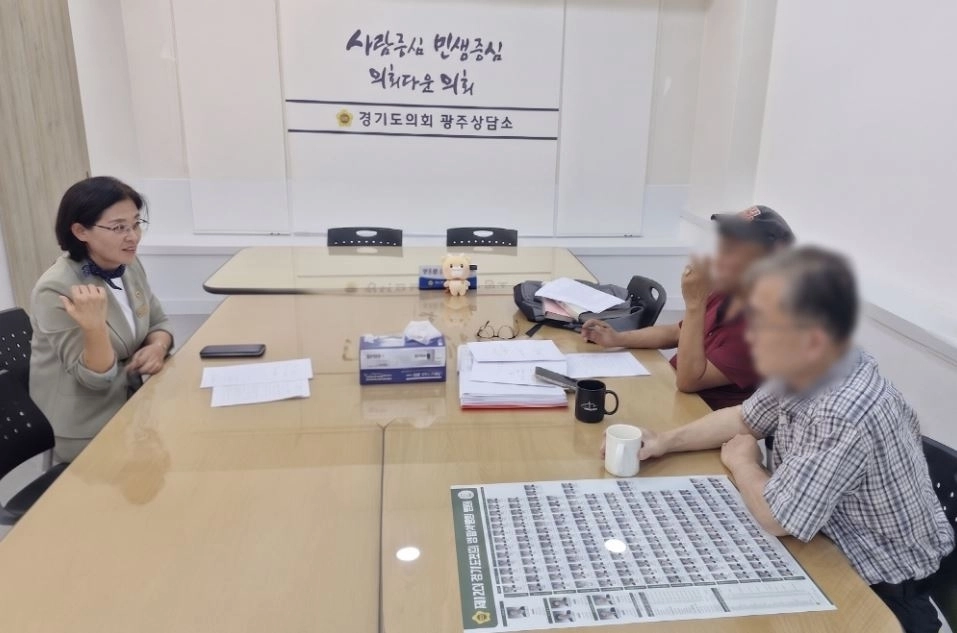 ▲ 지난 13일 경기도의회 광주상담소에서 지역 주민과 정담회를 연 김미경 의원(사진=경기도의회)