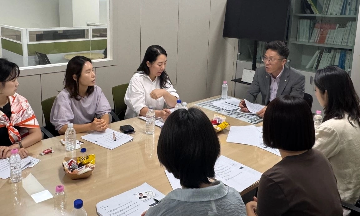 ▲ 14일 양주상담소서 학습권 보장을 위한 학부모 단체와 정담회 개최한 정석원 의원(사진=경기도의회)