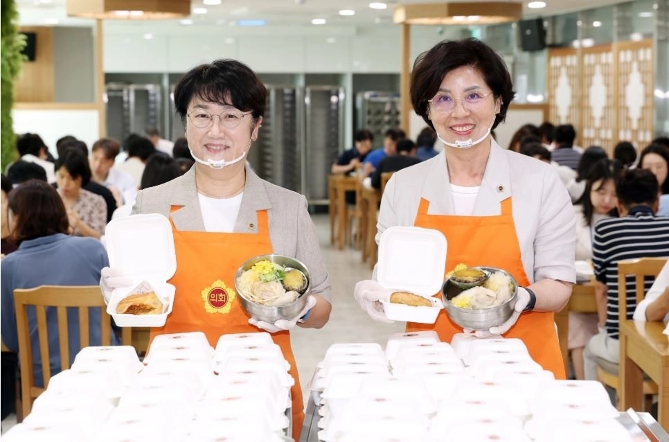 ▲ 고은정 부의장(왼쪽)과 김미숙 부의장(사진=경기도의회)