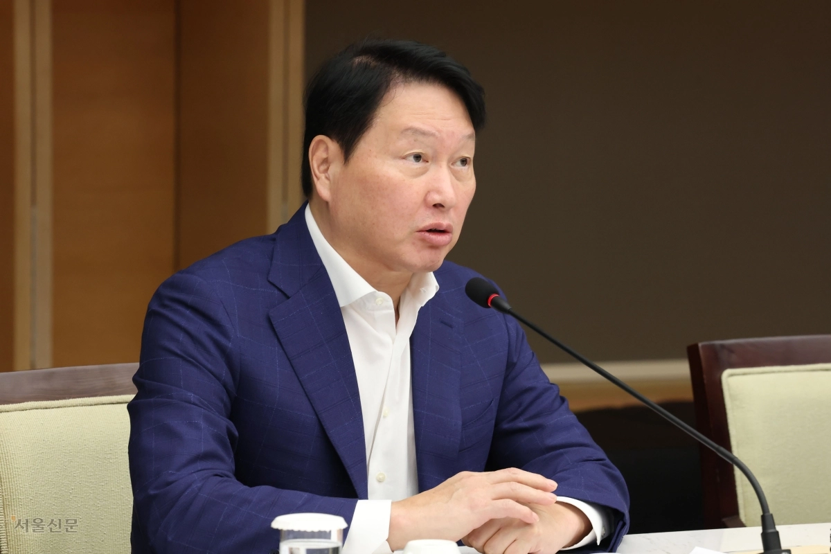 경제부총리 및 경제6단체장이 참석하는 성장전략TF1차회의가 5일 서울 중구 대한상의 챔버라운지에서 개최된 가운데 최태원 대한상의회장이 모두발언을 하고 있다. 2025.8.5 홍윤기 기자