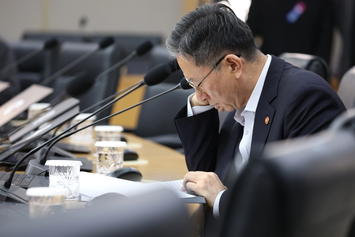 정성호 법무부 장관이 11일 정부세종청사에서 열린 국무회의에 앞서 자료를 살펴보고 있다. 뉴시스