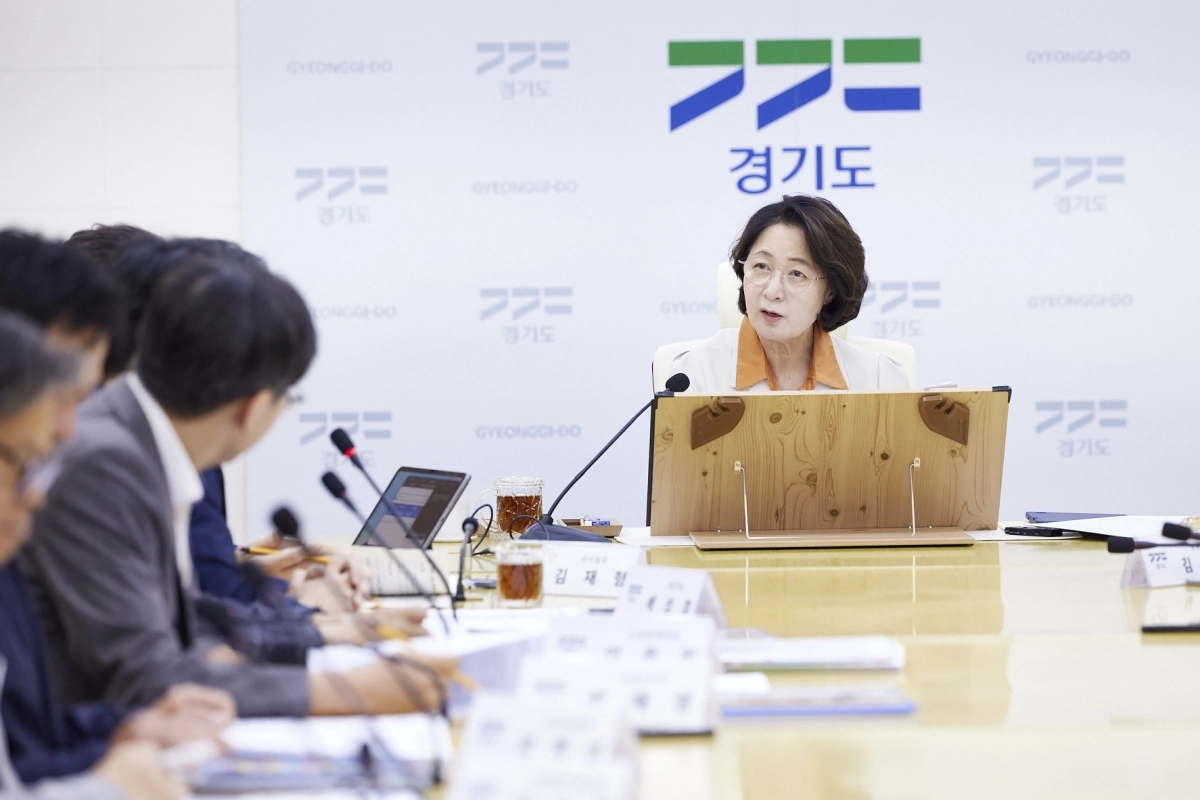 지난 11일 경기도 북부청사를 방문해 실국별 업무보고를 받고 있는 추미애 경기지사.
