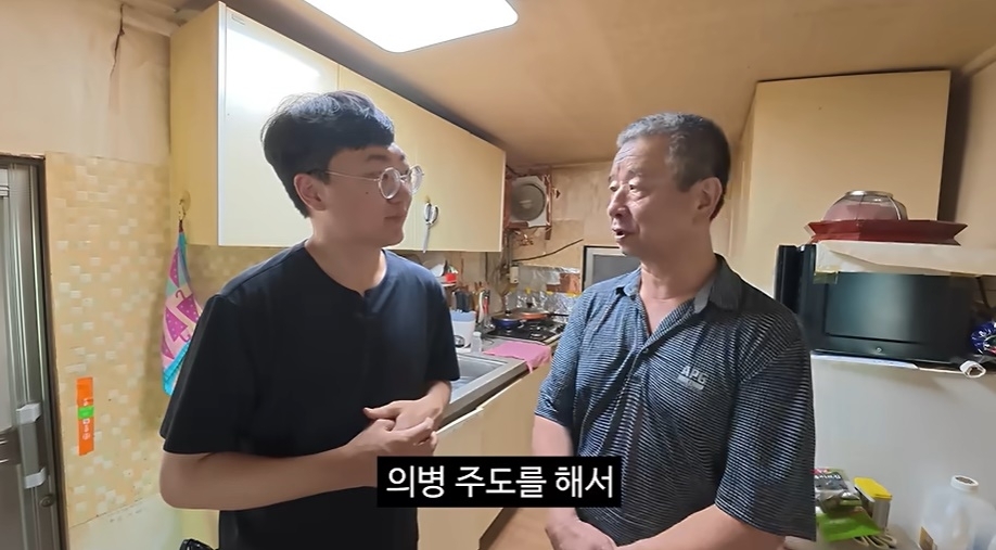 공무원 ‘충주맨’ 출신 유튜버 김선태가 광복절을 앞두고 독립운동가 후손을 직접 찾아가 이들의 어려운 현실을 조명하고 1000만원을 기부했다. 유튜브 채널 ‘김선태’ 캡처