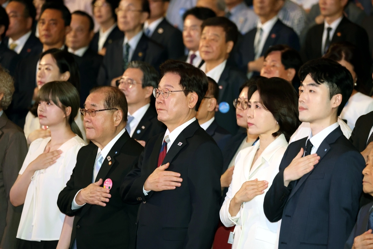 국민의례 하는 이재명 대통령