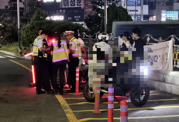 경찰과 천안시 관계자 등이 음주·무면허 운전자 및 불법개조 등 폭주족 특별 단속을 펼치고 있다. 충남경찰청 제공