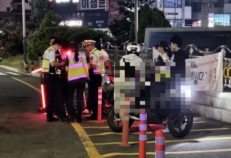 경찰과 천안시 관계자 등이 음주·무면허 운전자 및 불법개조 등 폭주족 특별 단속을 펼치고 있다. 충남경찰청 제공