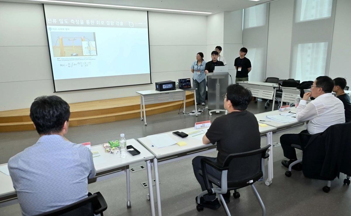 지난 14일 서울 서초구 호반건설 사옥에서 열린 ‘K-과학인재 아카데미 대학생 프로젝트’ 참가 대학생들이 심사위원들에게 연구 결과를 발표하고 있다.
