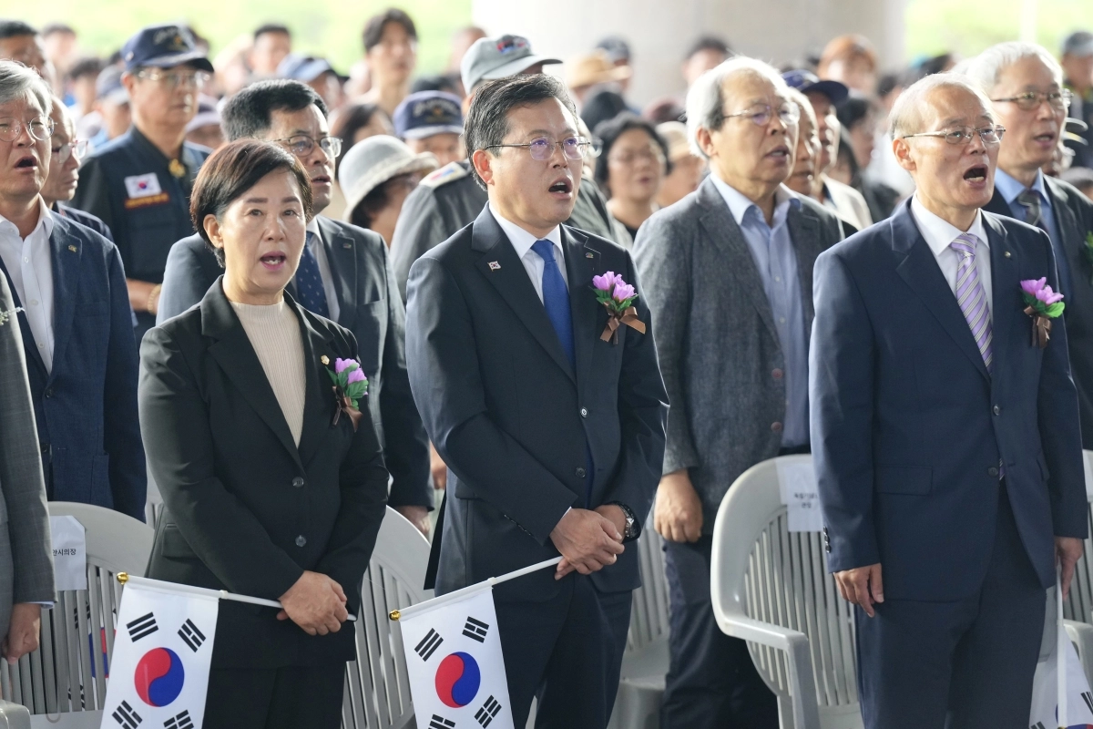 장기수 천안시장(가운데)과 엄소영 천안시의회 의장(왼쪽), 김희곤 독립기념관장 등이  ‘제81주년 광복절 경축식’에서 애국가를 부르고 있다. 시 제공