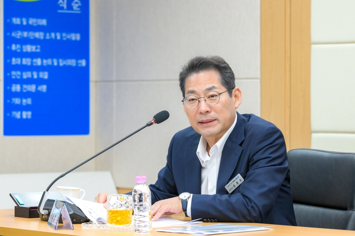손훈모 시장이 여수시청에서 열린 전남광주 동부권 7개 시군 단체장 간담회에서 발언하고 있다.