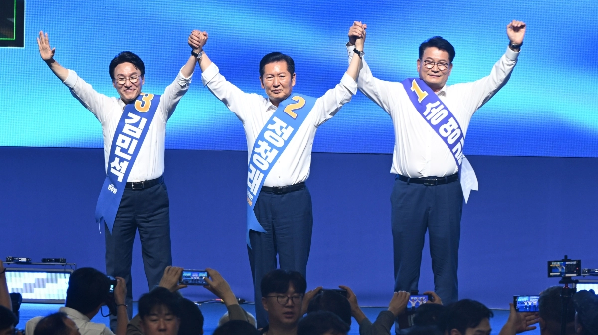 김민석(왼쪽부터), 정청래, 송영길 더불어민주당 당대표 후보가 15일 전남광주통합특별시 나주종합스포츠파크 다목적체육관에서 열린 민주당 당대표·최고위원 선출을 위한 전남광주 순회경선 합동연설회에서 기념촬영을 하고 있다. 나주 뉴스1