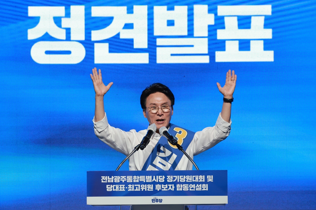 더불어민주당 김민석 당 대표 후보가 15일 전남광주 나주시 나주종합스포츠파크 다목적체육관에서 열린 민주당 대표·최고위원 전남광주 합동연설회에 참석해 정견 발표하고 있다. 2026.8.15. 연합뉴스