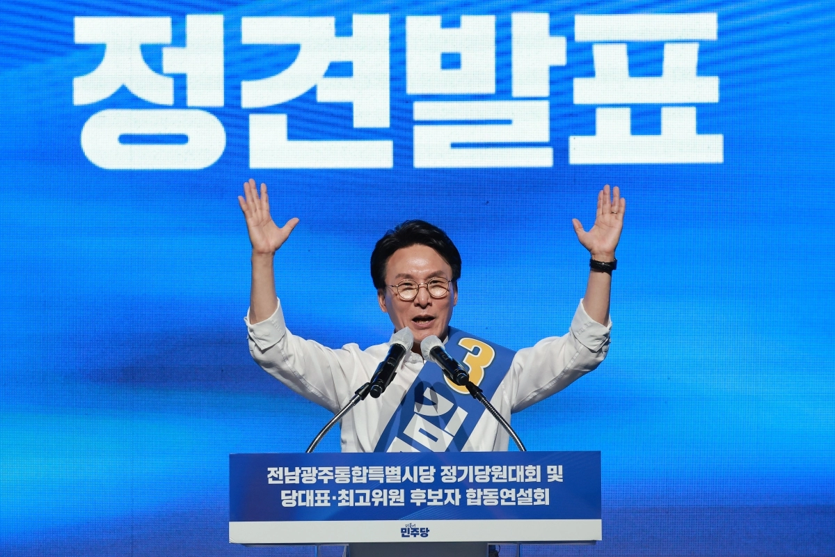 김민석 더불어민주당 김민석 당대표 후보가 15일 전남광주 나주시 나주종합스포츠파크 다목적체육관에서 열린 민주당 대표·최고위원 전남광주 합동연설회에 참석해 정견 발표하고 있다. 익산 연합뉴스