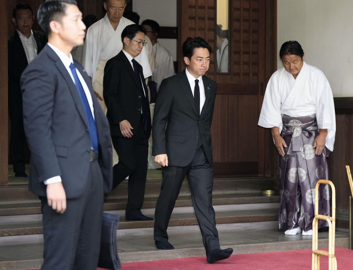 고이즈미 신지로 일본 방위상이 한국 광복절이자 일본 패전일인 15일 오전 야스쿠니 신사를 참배하고 있다. 일본 현직 각료로는 7년 연속이다. 2026.8.15. 연합뉴스