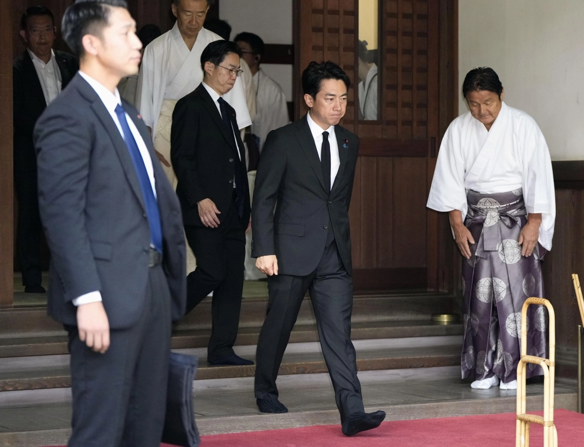 고이즈미 신지로 일본 방위상이 한국 광복절이자 일본 패전일인 15일 오전 야스쿠니 신사를 참배하고 있다. 일본 현직 각료로는 7년 연속이다. 2026.8.15. 연합뉴스