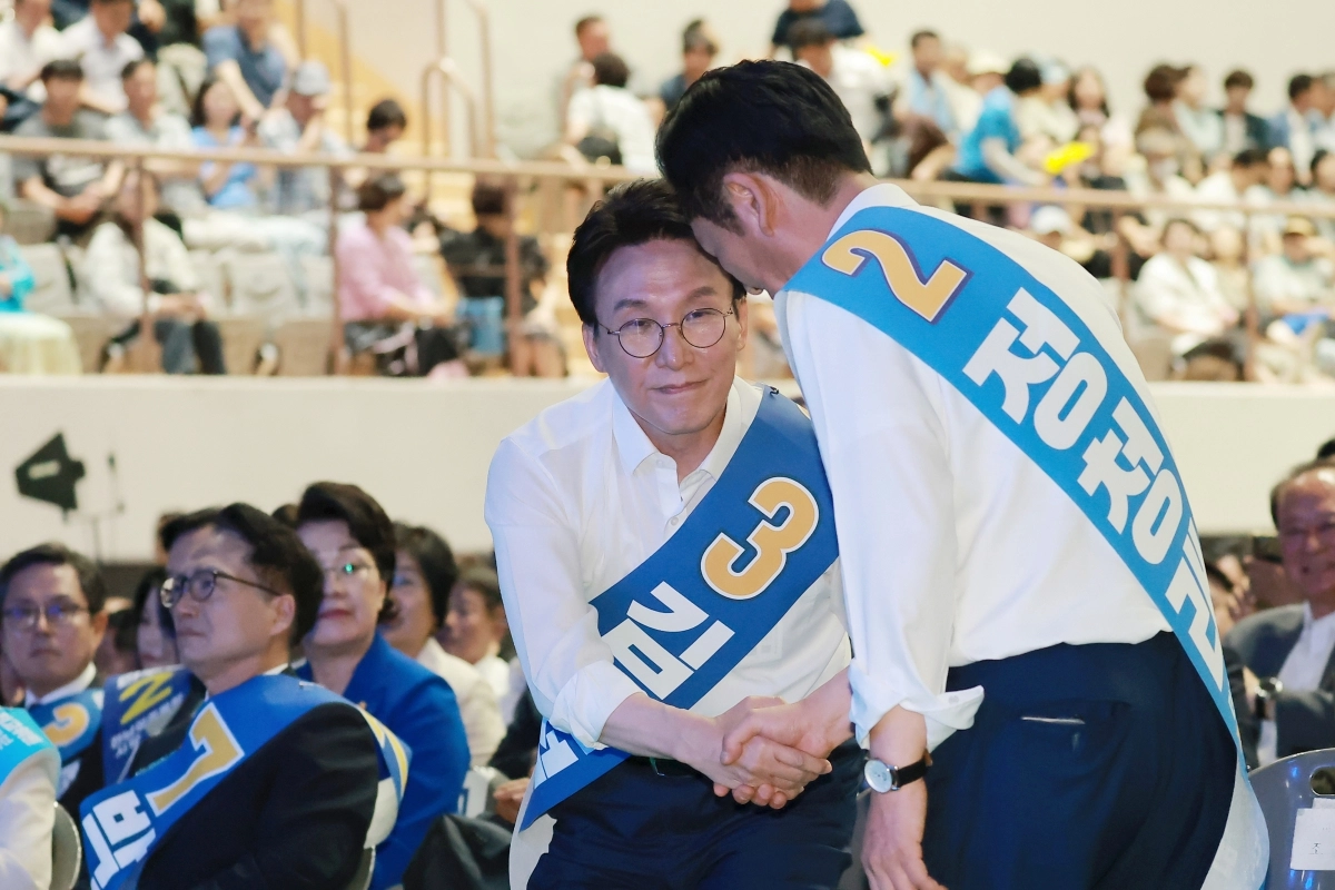 악수하는 민주당 김민석·정청래 당 대표 후보